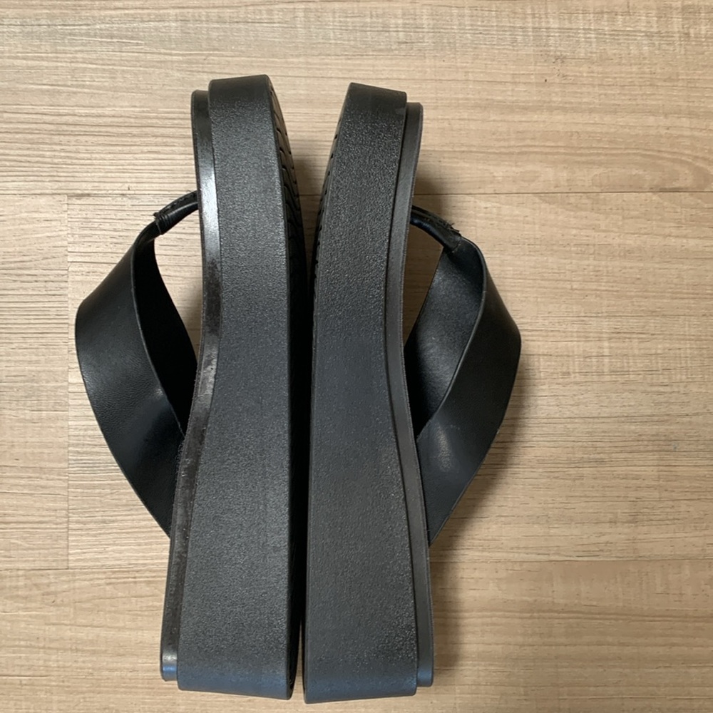Cushy Cushionaire flip flop sandals, black - Picture 3 of 5